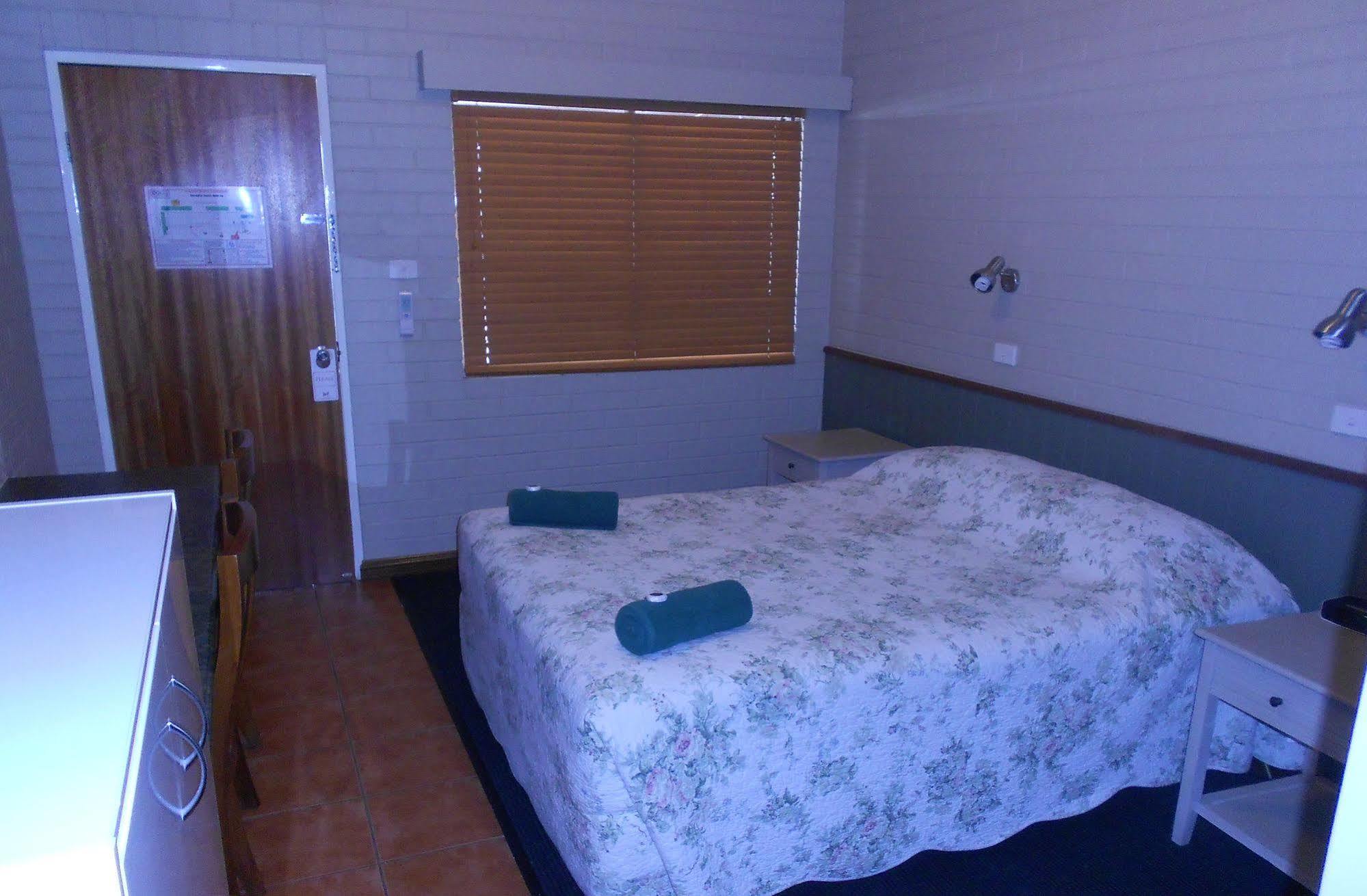 Barcaldine Country Motor Inn Dış mekan fotoğraf